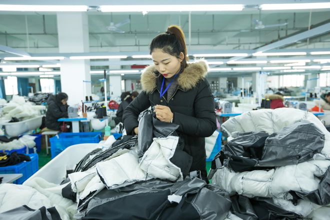 河南光山数百名女工一年生产近100万件羽绒服 远销欧美