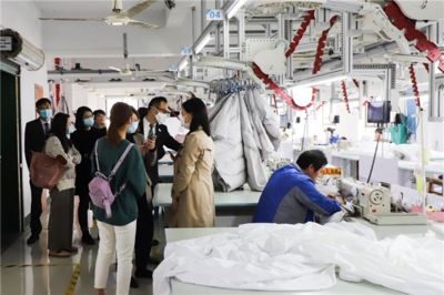 六大媒体齐聚兰帛杭州工厂 揭秘一条五星级酒店羽绒被的前世今生