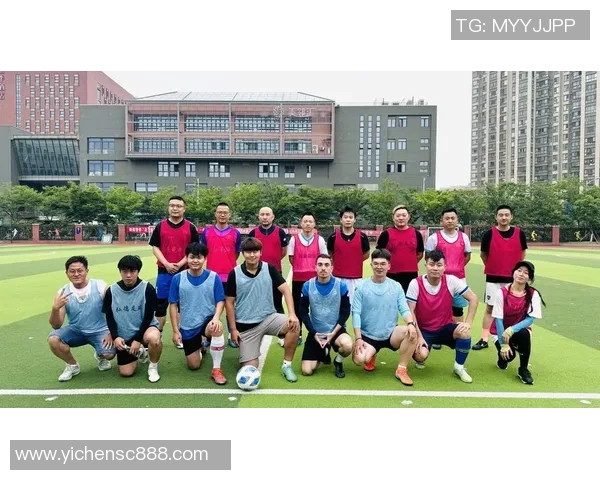 足球明星亲临校园为学子送上毕业祝福与人生启示的盛大典礼