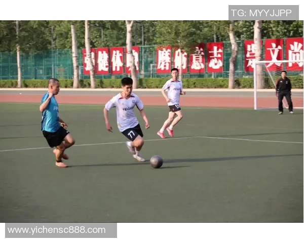 足球明星分享健康生活方式晒吃香蕉引发粉丝热议与关注