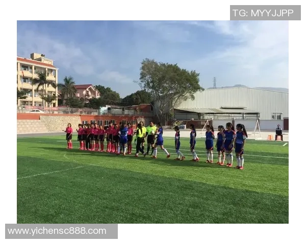 我的足球明星女同桌带我领略绿茵场上的激情与梦想